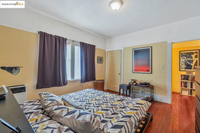 5537 Claremont Ave, Oakland CA: https://media.crmls.org/mediaz/057f0077-ee36-45b1-aa36-0501bd6ae364.jpg