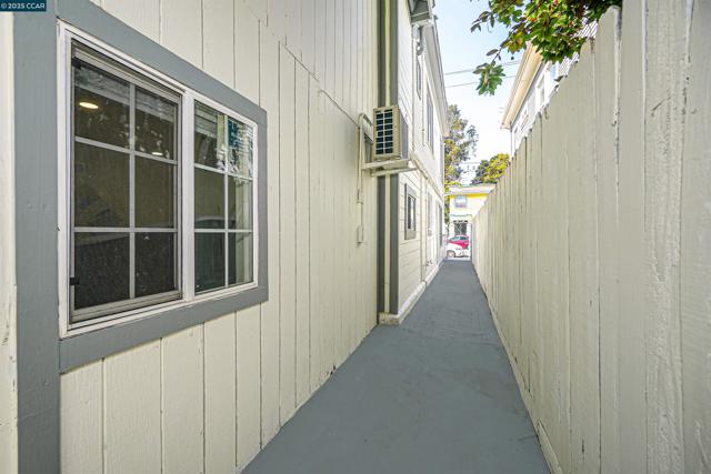 767 47Th St, Oakland CA: https://media.crmls.org/mediaz/057f7204-ac12-4a9c-b477-49c1130ad2b5.jpg