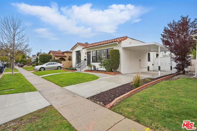 8919 Beverlywood Street, Los Angeles CA: https://media.crmls.org/mediaz/0581d824-6a65-45bd-9cde-7d4268eece14.jpg