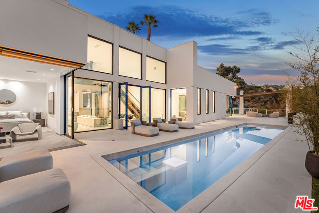 9405 Sierra Mar Place, Los Angeles CA: https://media.crmls.org/mediaz/058379e1-469a-4da0-a0c2-1ee49de42ce3.jpg