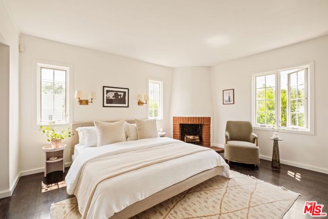 1068 Queen Anne Place, Los Angeles CA: https://media.crmls.org/mediaz/0583ab43-a479-44f3-a54a-e54ff19bf838.jpg