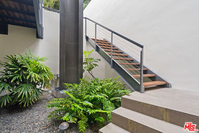 2207 Bowmont Drive, Beverly Hills CA: https://media.crmls.org/mediaz/05848d4f-85eb-4260-b907-db814b5032aa.jpg