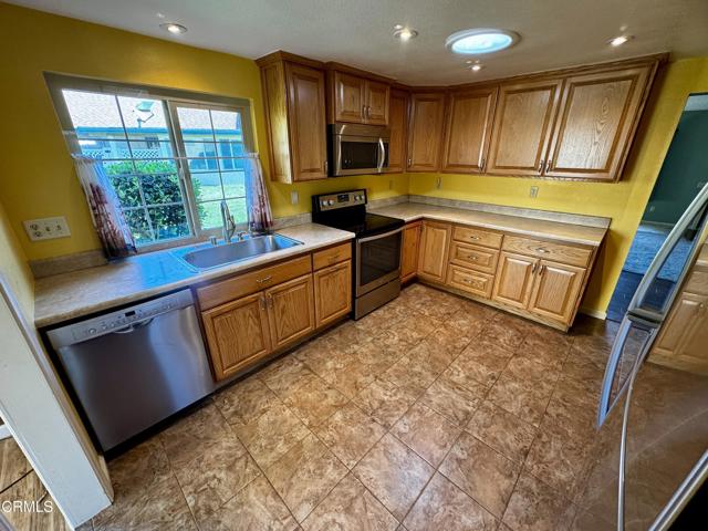 37203 Village 37, Camarillo CA: https://media.crmls.org/mediaz/0584c696-46d0-408e-8ba0-101273def90a.jpg