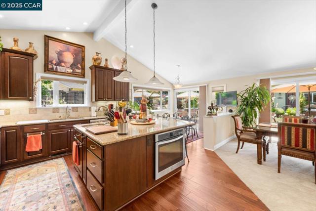 3121 Del Oceano Dr, Lafayette CA: https://media.crmls.org/mediaz/05856e91-1e9e-4a9a-a0f2-bde31758a16a.jpg