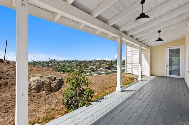 1101 York Dr., Vista CA: https://media.crmls.org/mediaz/05858054-010c-44bd-88a5-96f8a7cf679c.jpg