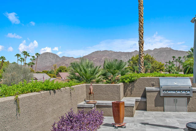 73698 Irontree Drive, Palm Desert CA: https://media.crmls.org/mediaz/058647eb-fdb6-44d0-b398-7ff76fd8ae6f.jpg