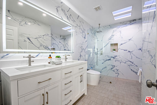 20 Ironsides Street, Marina del Rey CA: https://media.crmls.org/mediaz/05880d32-91d2-4716-b697-78518fe13d0b.jpg