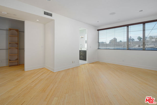 43 Ozone Avenue, B photo 18