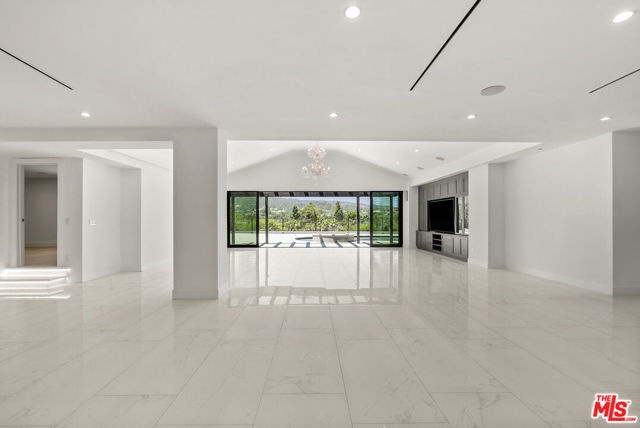 4423 Bergamo Drive, Encino CA: https://media.crmls.org/mediaz/058887e6-db59-49c3-b6f3-818cd5c304bf.jpg