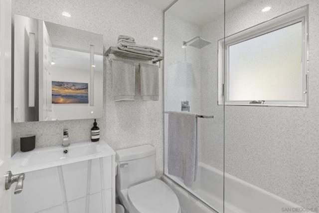5787 Bellevue Ave, La Jolla CA: https://media.crmls.org/mediaz/0588c925-6e0c-433f-a765-c9a276efa6ff.jpg