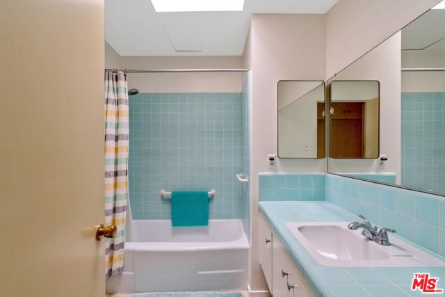 7545 Kimdale Lane, Los Angeles CA: https://media.crmls.org/mediaz/0589248b-b1ca-4cd7-ac49-2246ceaebab8.jpg