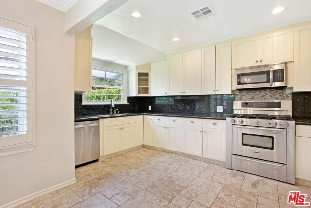 4922 Hayvenhurst Avenue, Encino CA: https://media.crmls.org/mediaz/058a44b9-ae43-4965-aeb4-8f1e51aa697a.jpg