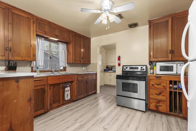1453 OLIVEWOOD LN, Alpine CA: https://media.crmls.org/mediaz/058ace75-9a94-4ecb-bf71-85b8ad2c2beb.jpg