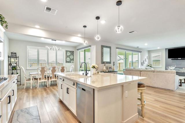 172 Vienna Way, Hollister CA: https://media.crmls.org/mediaz/058b5c52-07b5-469a-9635-d85d31b611fb.jpg