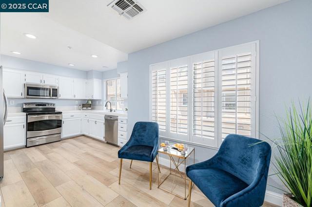 6026 Condor St, Danville CA: https://media.crmls.org/mediaz/058c7e80-9bbc-4e6e-bbc8-ca53cdd50cc0.jpg