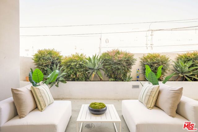 616 N Croft Avenue, West Hollywood CA: https://media.crmls.org/mediaz/058cdc12-99f3-4bc3-a853-4ed462f7e4a6.jpg