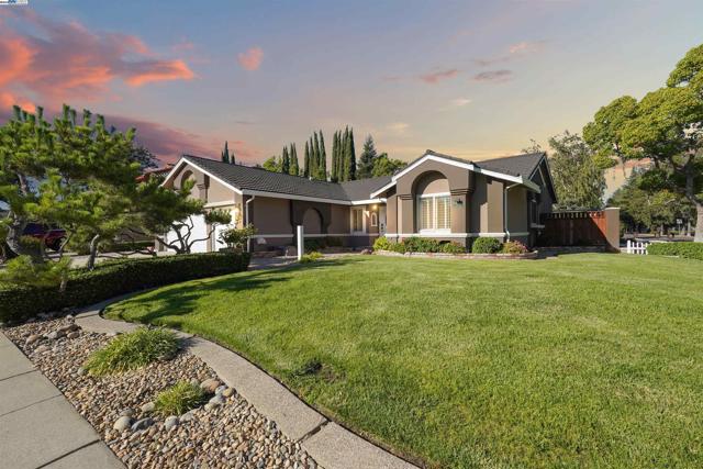 3211 Harvey Ct, Pleasanton CA: https://media.crmls.org/mediaz/058d214a-23d5-4a43-a77c-454c36360b3e.jpg