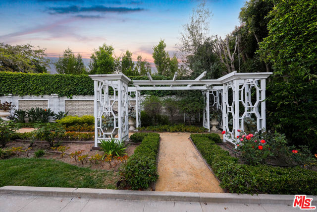 191 S Hudson Avenue, Los Angeles CA: https://media.crmls.org/mediaz/058ddae9-9e67-4b5e-879a-2a831701da5a.jpg
