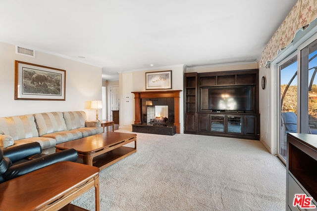 2212 Stacy Lane, Camarillo CA: https://media.crmls.org/mediaz/058e54f1-b79e-4c41-90c6-4b10d5727c61.jpg