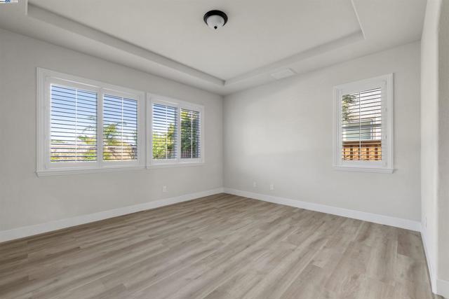 1060 swan river ct, Vacaville CA: https://media.crmls.org/mediaz/058e5dd5-8543-484f-8582-483b9a0bf94e.jpg