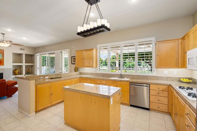 285 Kavenish Drive, Rancho Mirage CA: https://media.crmls.org/mediaz/058e79e5-16a2-4ccc-a3bf-fa992ef67691.jpg