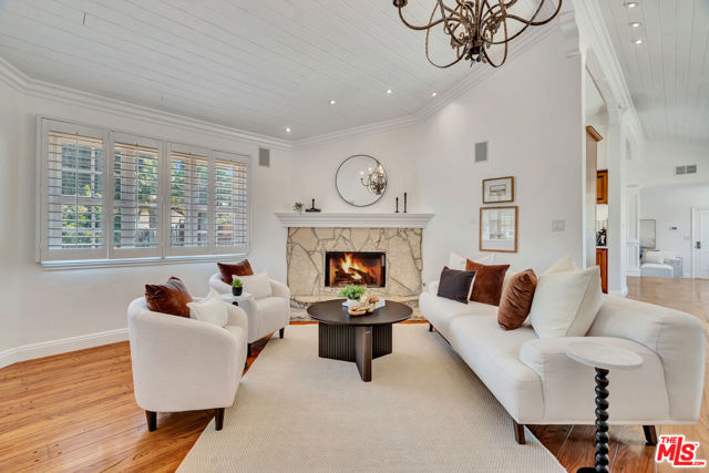 6001 Oakdale Avenue, Woodland Hills CA: https://media.crmls.org/mediaz/058edeca-c9e8-4d70-b115-b6cb815c78cb.jpg