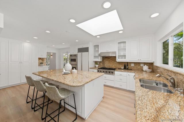 6937 Paseo Laredo, La Jolla CA: https://media.crmls.org/mediaz/058f14dd-b775-4995-9137-0aecc6dc5ef0.jpg