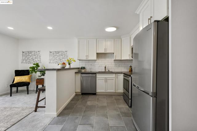 5 Admiral Dr, Emeryville CA: https://media.crmls.org/mediaz/058f4ec3-991f-421c-93ae-18314c740b97.jpg