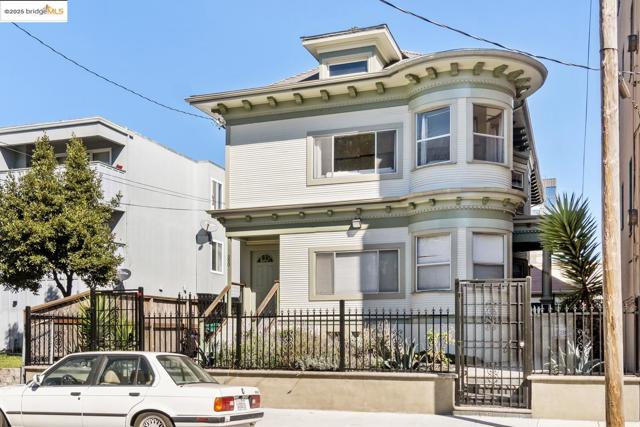 548 37th St, Oakland CA: https://media.crmls.org/mediaz/058fcf78-849b-4060-89fc-2465ae58e7ea.jpg