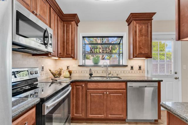 7602 Arbor Creek Cir, Dublin CA: https://media.crmls.org/mediaz/0591248e-0ed2-440f-a346-43d5e630f0fb.jpg