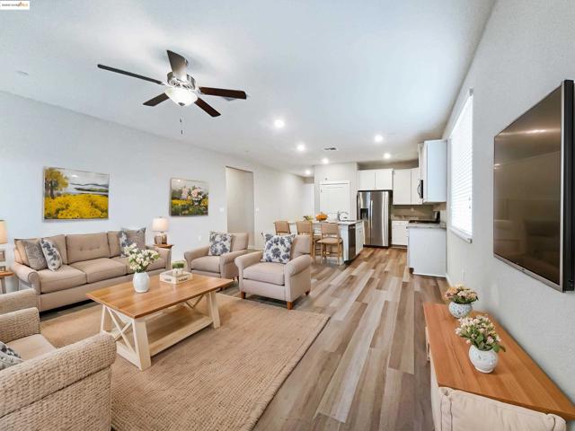 2211 Reunion Ln, Rio Vista CA: https://media.crmls.org/mediaz/05926fd7-e3de-4de0-97f5-da636bdcd7fa.jpg