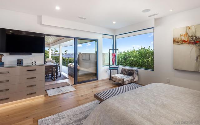 5560 Moonlight Lane, La Jolla CA: https://media.crmls.org/mediaz/0593ad6e-16de-434a-843d-0d6a7a1da8c3.jpg
