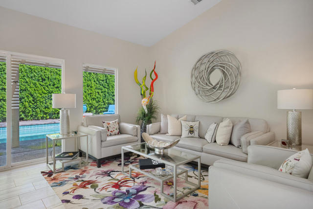 642 E Daisy Street, Palm Springs CA: https://media.crmls.org/mediaz/0593cdd3-5a77-4f99-bf92-20ac2b8a2e46.jpg