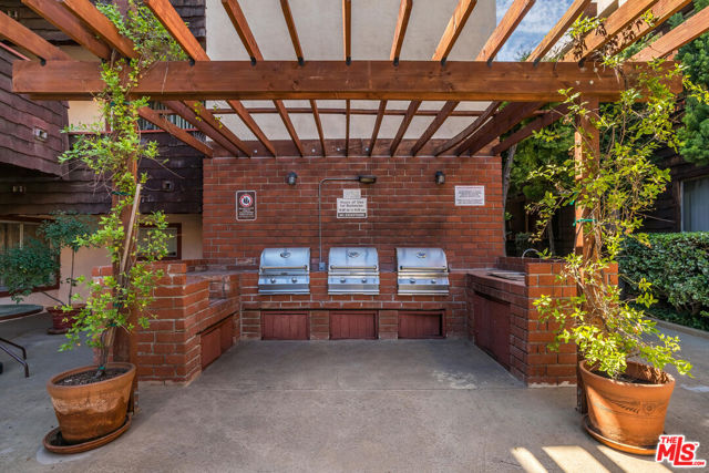 5414 Newcastle Avenue, Encino CA: https://media.crmls.org/mediaz/059575e0-4bd9-4219-b3f0-0202b7e1ef5f.jpg