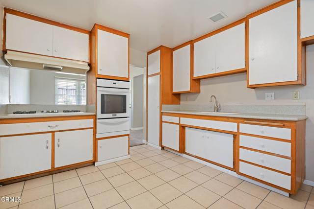 297 S Crocker Avenue, Ventura CA: https://media.crmls.org/mediaz/05958272-5c1e-419a-8e4a-e4b69e55b678.jpg