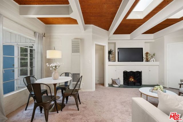 10431 Seabury Lane, Los Angeles CA: https://media.crmls.org/mediaz/0595d7c2-d911-4f0a-8c06-4b70e870b485.jpg