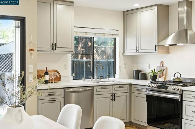 1660 San Luis Rd, Walnut Creek CA: https://media.crmls.org/mediaz/05961cca-e3a6-4ee0-9990-e176b3d4235e.jpg