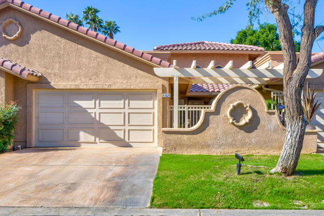 41629 Woodhaven W Drive, Palm Desert CA: https://media.crmls.org/mediaz/059650a1-50a7-4a75-9cae-3653d5d2236d.jpg