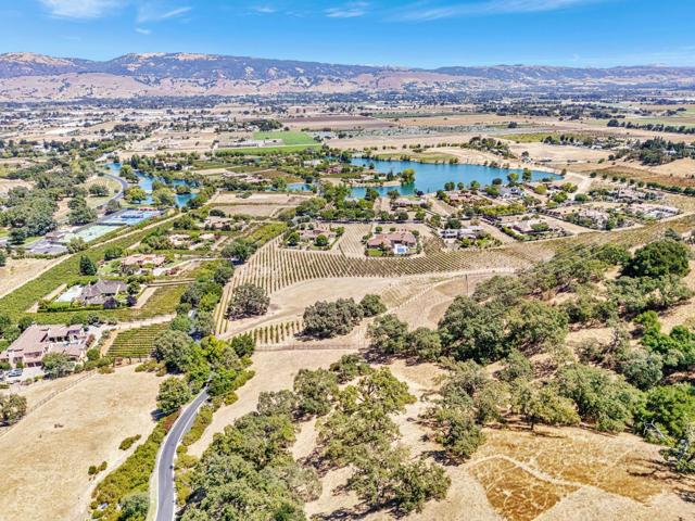 1322 Lions Peak Lane, San Martin CA: https://media.crmls.org/mediaz/0596e7df-b2da-4a52-b91c-9de842f7151f.jpg