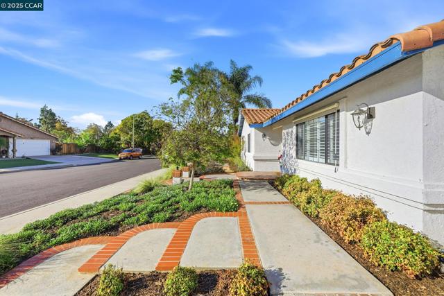 304 Lion Valley Rd, Escondido CA: https://media.crmls.org/mediaz/05996e9c-f476-47a4-b035-7d0a8a3bf761.jpg