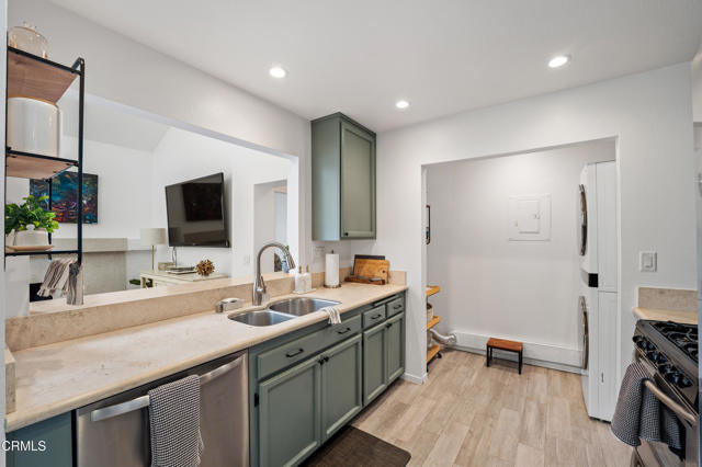 2287 Martinique Lane, Oxnard CA: https://media.crmls.org/mediaz/0599b067-25d3-4d28-b901-7106ade3711d.jpg