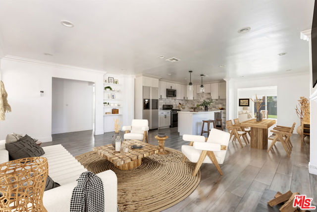 3921 S Victoria Avenue, Los Angeles CA: https://media.crmls.org/mediaz/059a0f60-6f35-4064-8ee4-d9f42ab07949.jpg