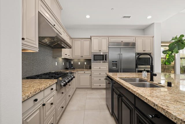 80450 Platinum Way, La Quinta CA: https://media.crmls.org/mediaz/059a2caf-2821-4ed3-b2e9-c5a5b94baffe.jpg