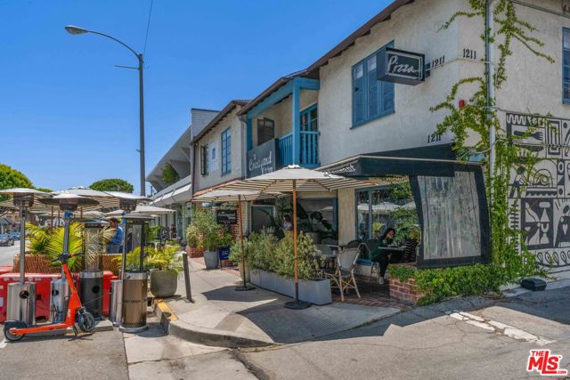222 7th Street, Santa Monica CA: https://media.crmls.org/mediaz/059a6866-77ba-42bd-8ebb-7608c9cc8789.jpg