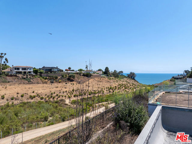 15209 De Pauw Street, Pacific Palisades CA: https://media.crmls.org/mediaz/059a6db5-9527-461e-833a-a18bd737f6f1.jpg