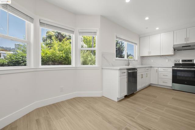 1437 Portland Ave, Albany CA: https://media.crmls.org/mediaz/059b018e-a412-4f86-917f-62af4d0d2d80.jpg