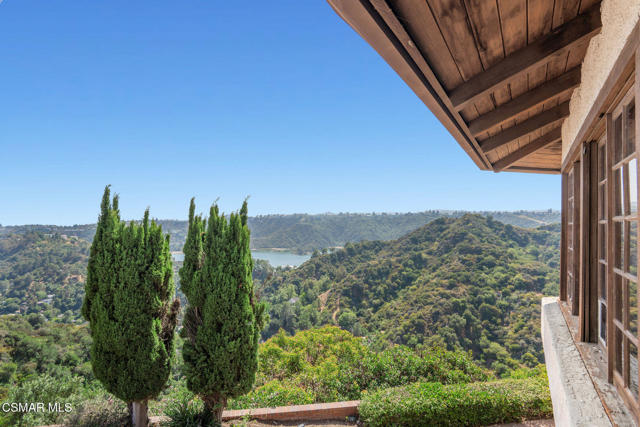 2457 Angelo Drive, Los Angeles CA: https://media.crmls.org/mediaz/059b4604-3808-48f8-b6b8-e730c4e2be5f.jpg