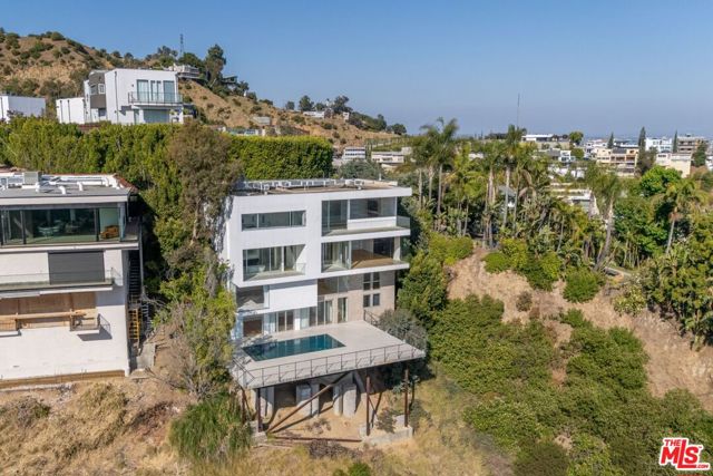 1853 Sunset Plaza Drive, Los Angeles CA: https://media.crmls.org/mediaz/059b683d-4c76-41fb-9bd7-70dbf5e420e9.jpg