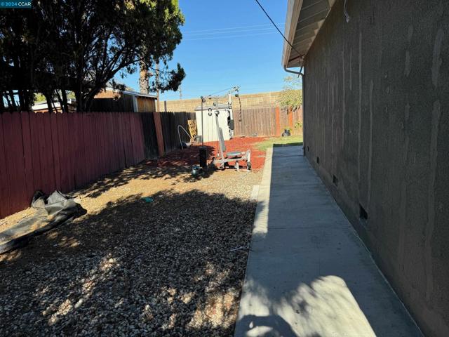 4304 Belle Dr, Antioch CA: https://media.crmls.org/mediaz/059c2be6-b0d7-456a-a946-3d66cc03c9c7.jpg