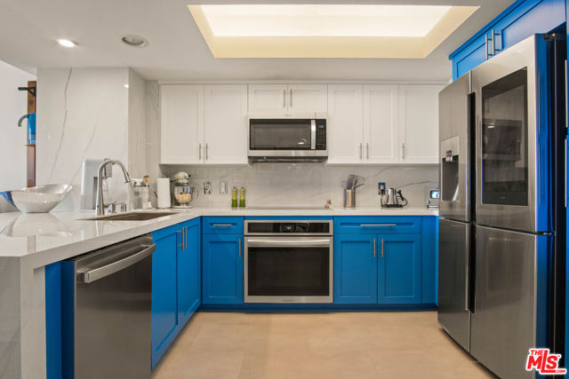 13700 Marina Pointe Drive, Marina del Rey CA: https://media.crmls.org/mediaz/059c45e0-3bd3-4ccd-b0a9-ff6edefce606.jpg